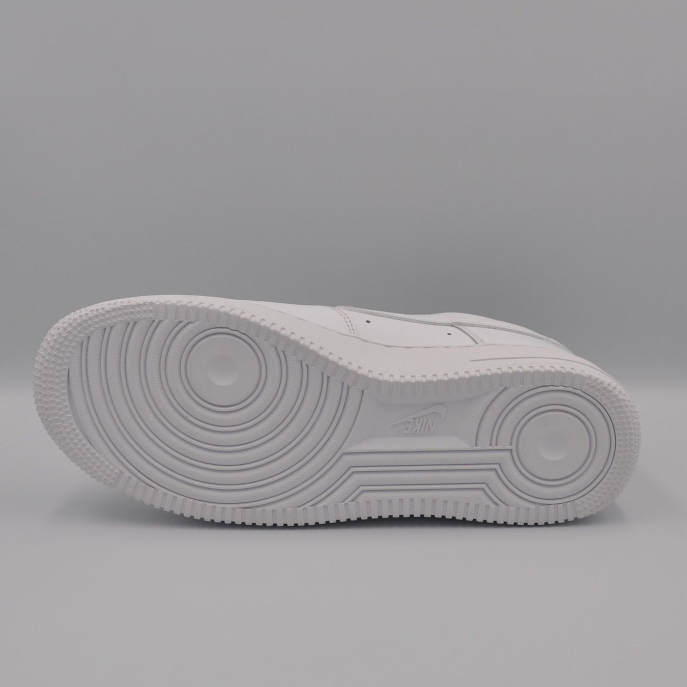 Nike Scarpe da uomo: Nike Air Force 1 White 42 – Nuovo e nell'imballaggio originale da Bern venduto da SneakerheavenLT 6