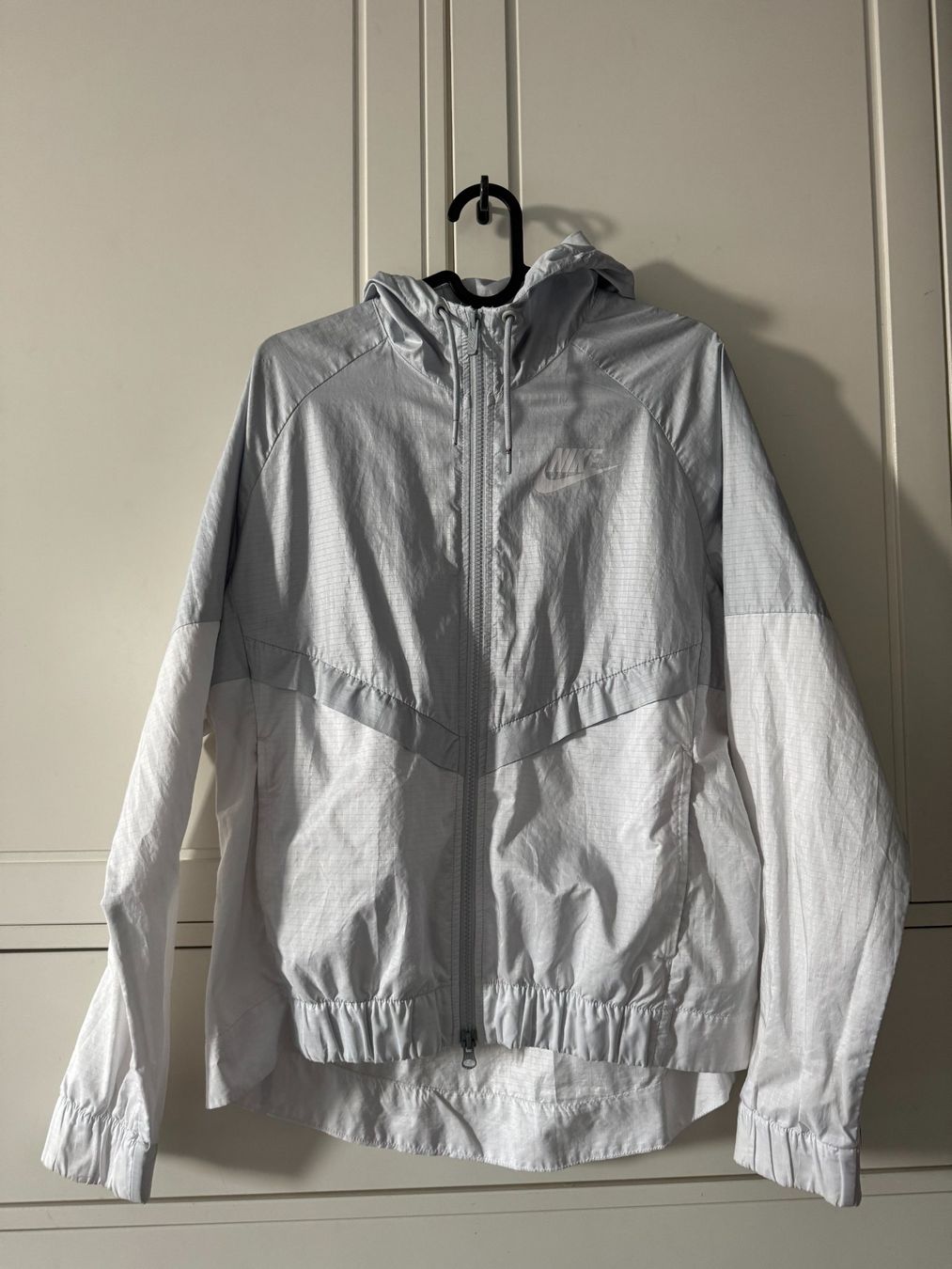 Nike Giacche: Nike WindbreakerJacket, Silver & White, Women's Size M – Usato da Bülach venduto da Bloom_Witch