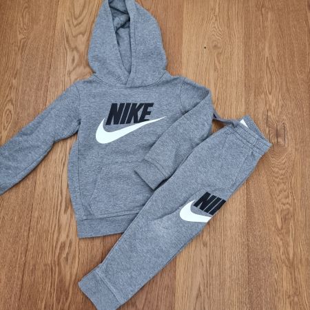 Nike Trainingsanzug grau Grösse 104/110 mit Gebrauchsspuren