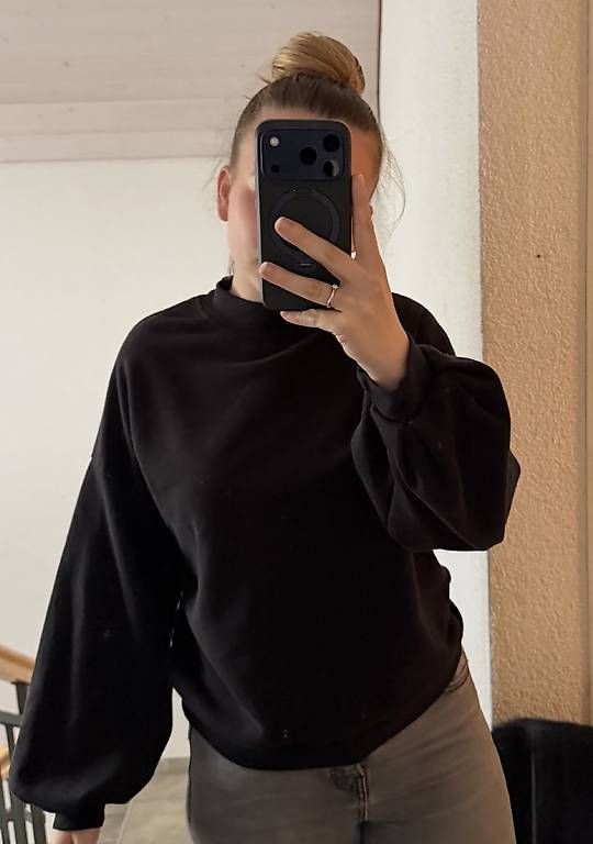 Pullover & Sweatshirts: SCHWARZER PULLOVER MIT RUECKENAUSSCHNITT – Gebraucht aus Affeltrangen von janaleiin