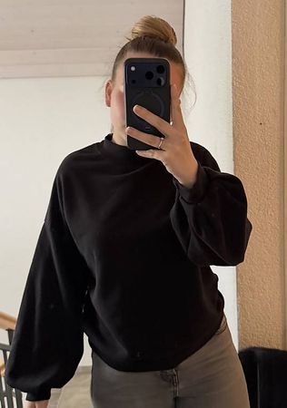 SCHWARZER PULLOVER MIT RUECKENAUSSCHNITT