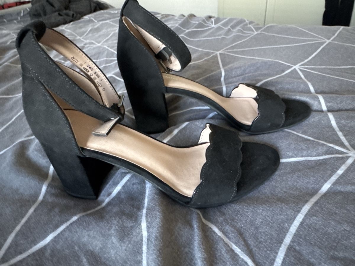 Damenschuhe: Schwarze Absatzschuhe, Grösse 36 – Gebraucht aus MOEHLIN von slg_7rmx