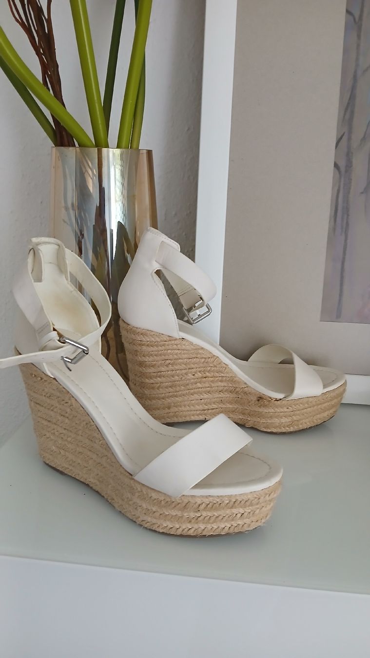 Scarpe da donna: weisse Pumps Gr40 aus Kunstleder – Usato da Beinwil am See venduto da Superchance