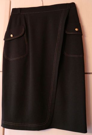 Jupe noire avec surpique dorée 100 % laine