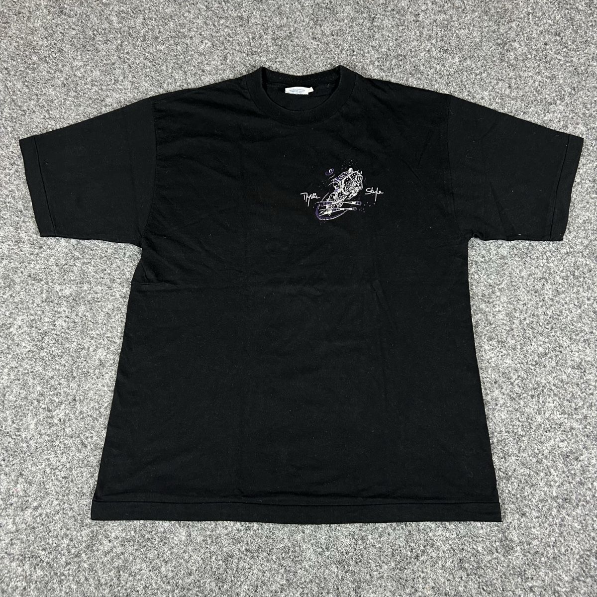 T-shirt: Graphic t-shirt 90s – Usato da La Sagne NE venduto da Matlasape 2