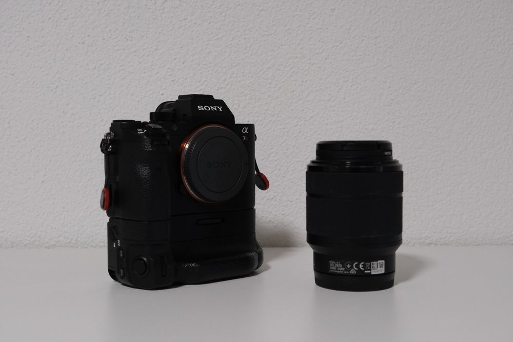 Sony A7rII + Sony FE 28-70mm + Batteriegriff VG-C2EM (Gebraucht) in ...