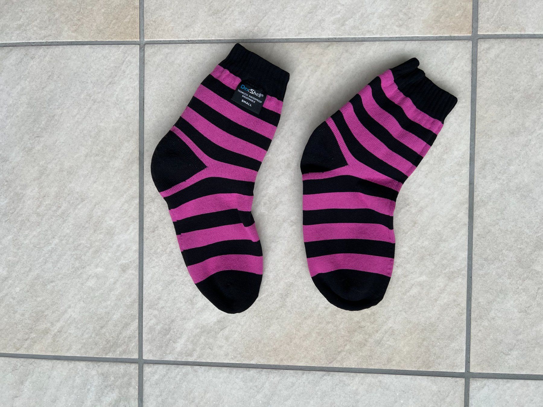 Calze: DexShell wasserdichte Socke Schwarz/Pink Grösse SMALL – Nuovo (secondo la descrizione) da Schüpfheim venduto da Rezwel