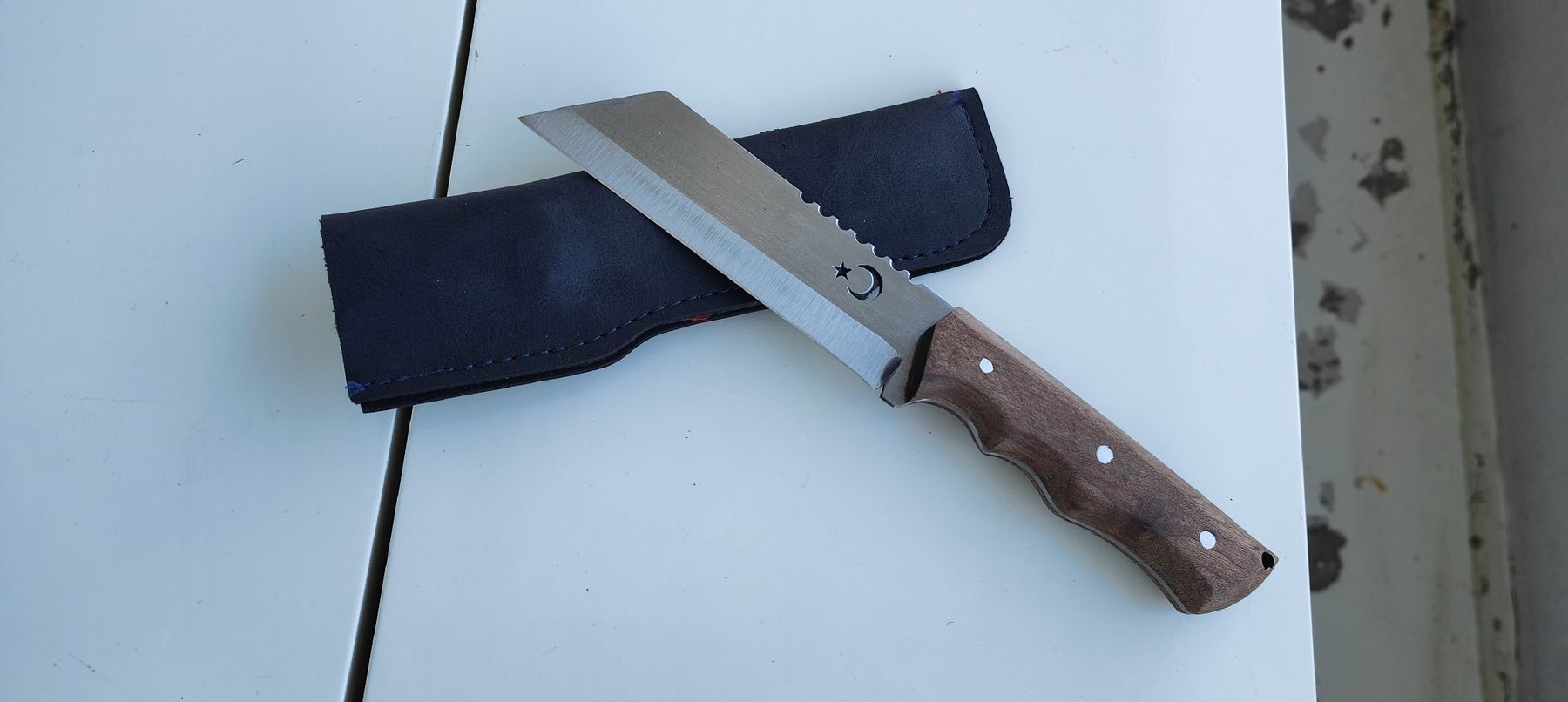 Accessoires: Neuwertiges Hackmesser mit Holzgriff und Lederscheide! – Neuf avec emballage d'origine à St. Margrethen SG par Duezenli61 1