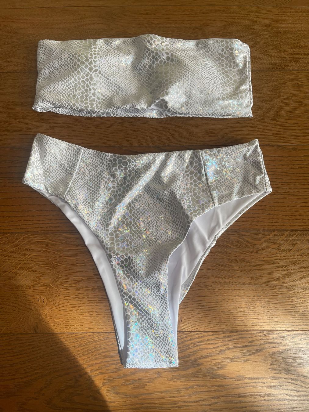 Costumi da bagno & Bikini: Silberner Bikini mit Schlangenmuster, Gr. M - Sommer Hit! – Nuovo e nell'imballaggio originale da Bassersdorf venduto da Sandy456