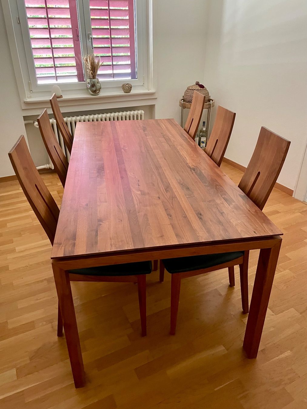 Pfister Tavoli: Tisch Nussbaum massiv  mit 8 Stühlen – Usato da Uitikon Waldegg venduto da Schnugg3