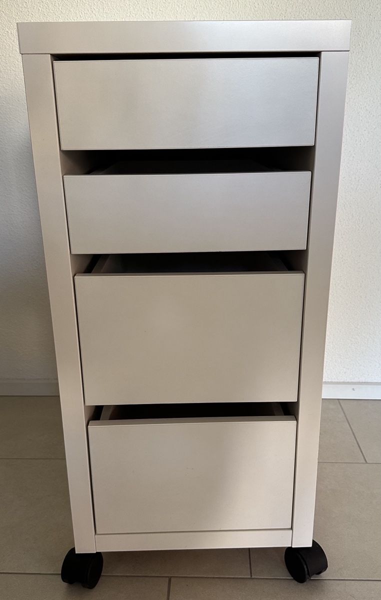 Ikea Cassettiere: Korpus mit 4 Schubladen und Rollen – Usato da Morschach venduto da Butterbrot9000