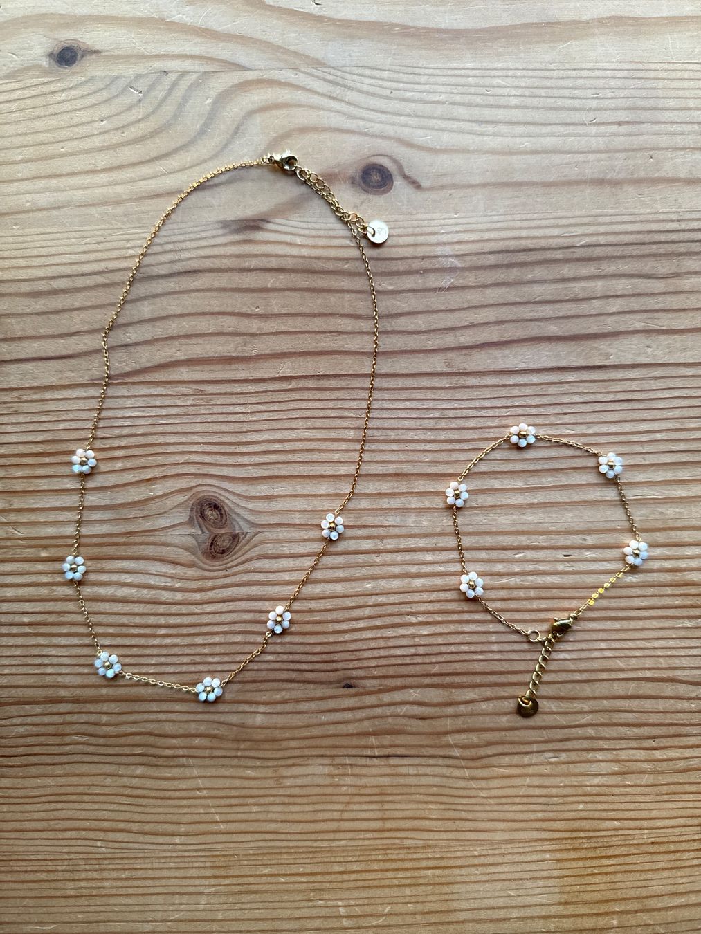 Catenine: Les Cleias Paris Halskette und Armkette mit Blumenperlen – Nuovo (secondo la descrizione) da Sarmenstorf venduto da Nathaliie_21