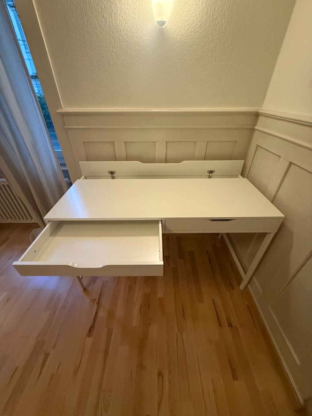 Ikea Scrivanie: White office table / Schreibtisch in Weiss – Usato da Zürich venduto da Doriga 2