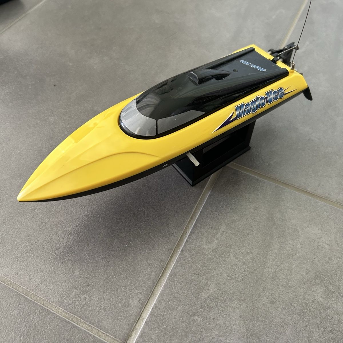 Modellismo RC: Ferngesteuertes Rennboot "MagicVee" - Top Zustand! – Usato da Kirchberg BE venduto da SnoringMan 1