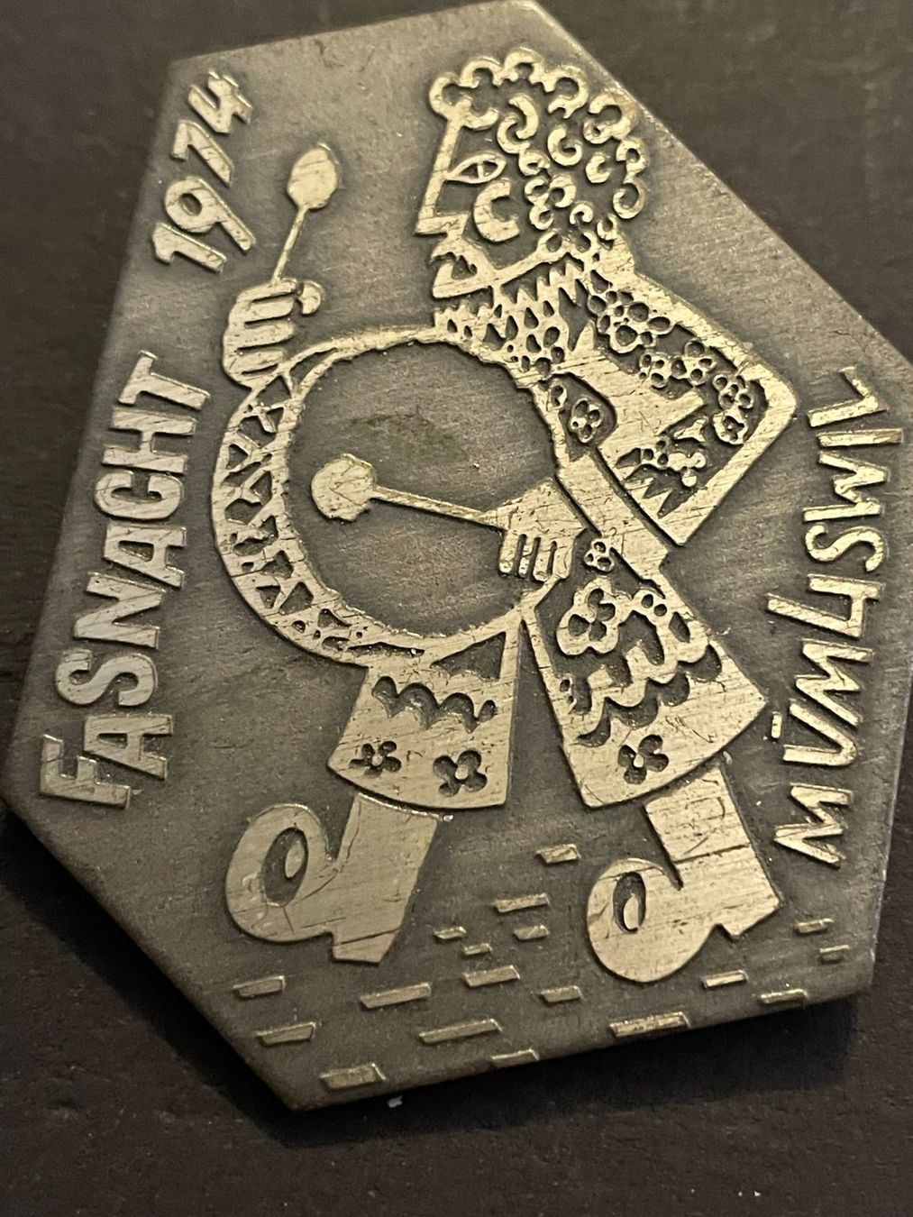 Placchette & Badge: Fasnachtsplekette Mümliswil 1974 – Usato da Aarburg venduto da glaibasel57