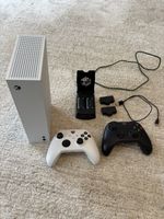 Xbox Series S weiss mit zwei Controllern