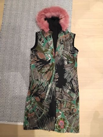 Stylische Weste mit Kapuze und Kunstfell Gr. S