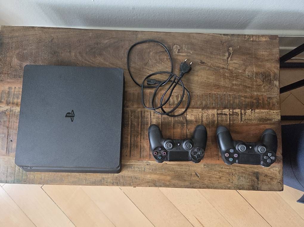 Konsolen: PS4 & 2 Konsolen zu verkaufen – Gebraucht aus Zürich von marleneg02