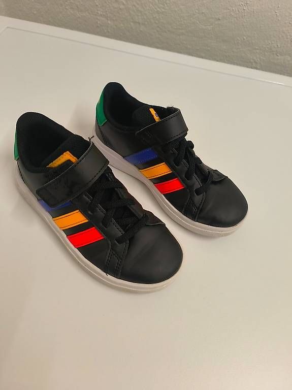 Adidas Scarpe per ragazzi: Neuwerige Adidas Schue Gr. 28 – Usato da Steinhausen venduto da surfero