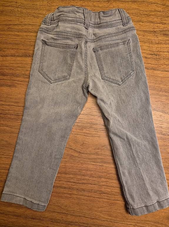 Pantaloni: Hose Grösse 92, graue Jeans – Usato da Zürich venduto da RaffaelaT 2