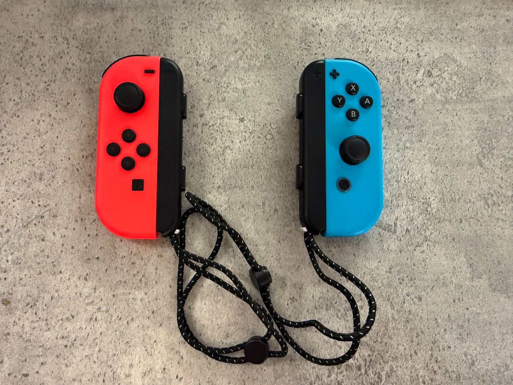 Nintendo Manettes: Nintendo Switch Joy-Con Set Blau/Rot – D'occasion à Hüttikon par gas_m575