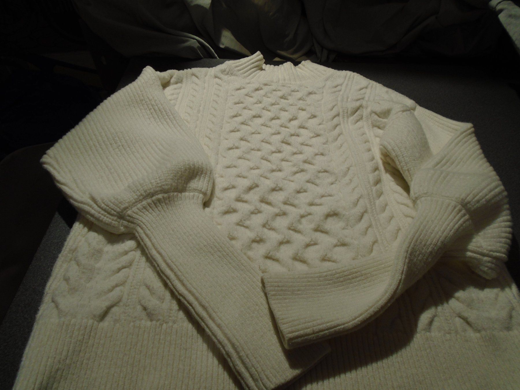 Pullover & Sweatshirts: Pullover ca. Grösse S, eierschalenweiss, Muster gestrickt – Gebraucht aus Zürich von abraxas1291