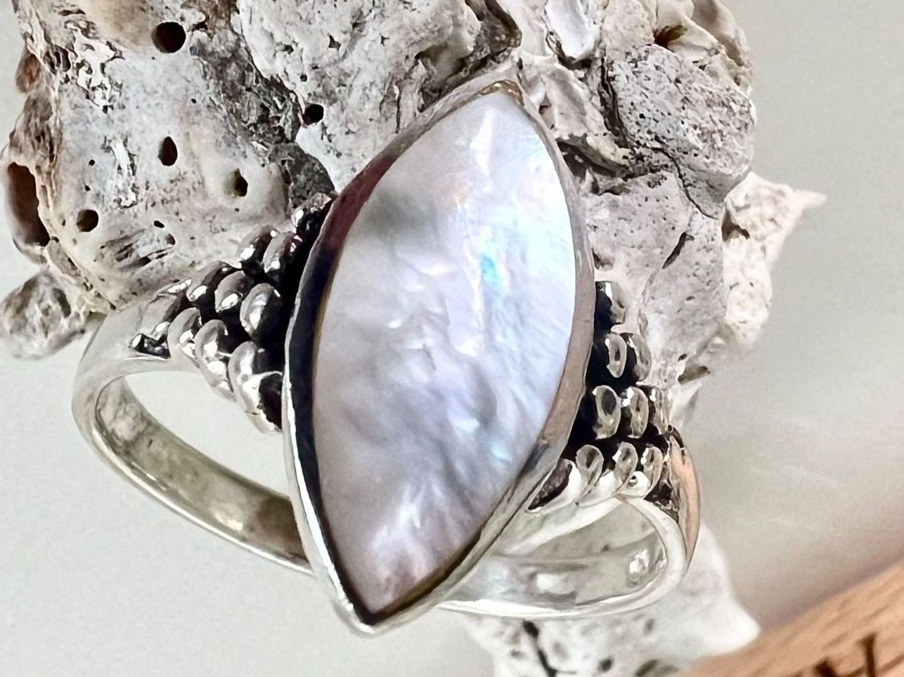Anelli: Vintage Silberring 925 mit schimmerndem Perlmutt-Schiffchen – Usato da Ruswil venduto da artbyhand