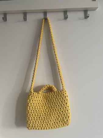 Gelbe gehäkelte Tasche