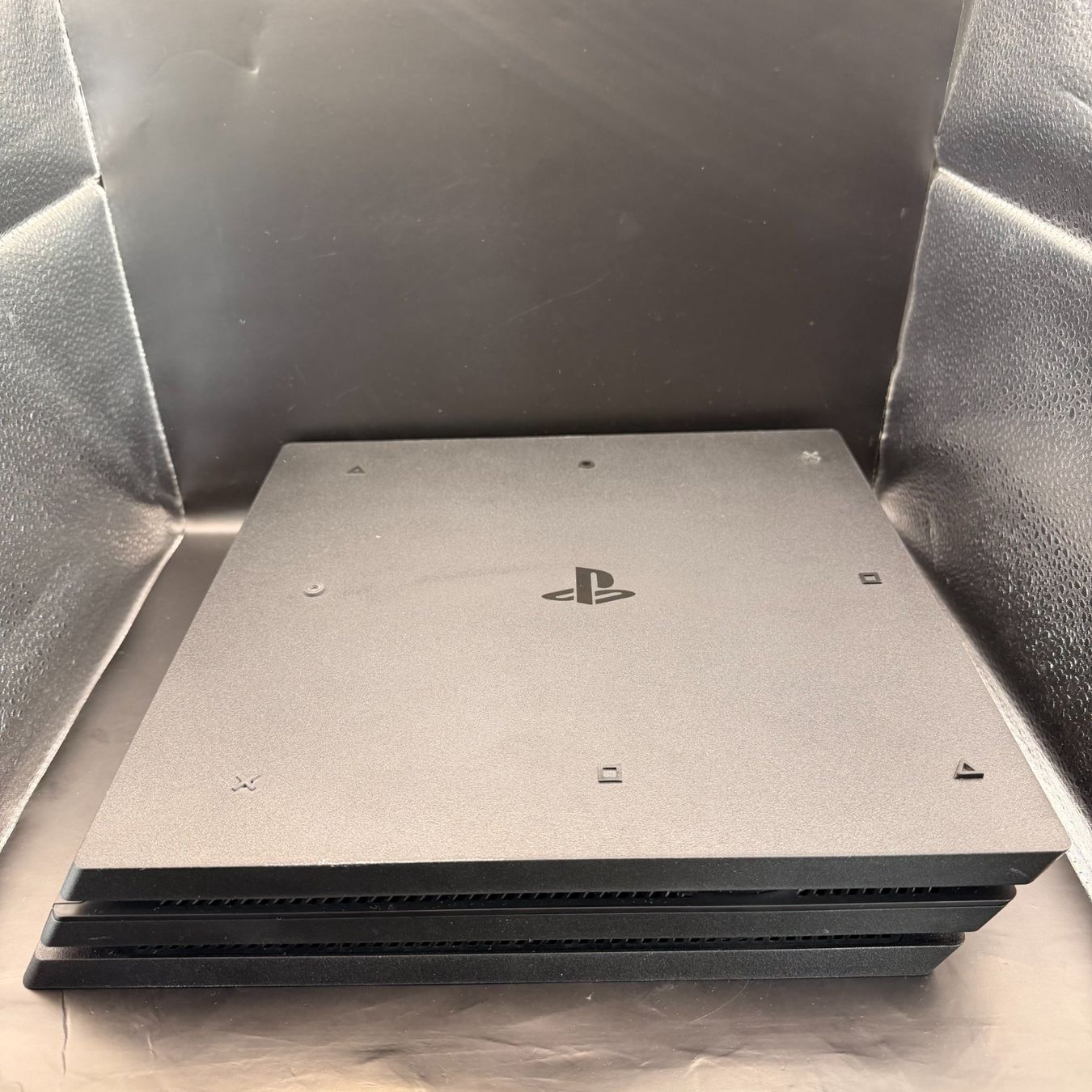 Sony Console: Sony PlayStation 4 Pro 1TB Schwarz – Usato da Düdingen venduto da Nerdworld 4