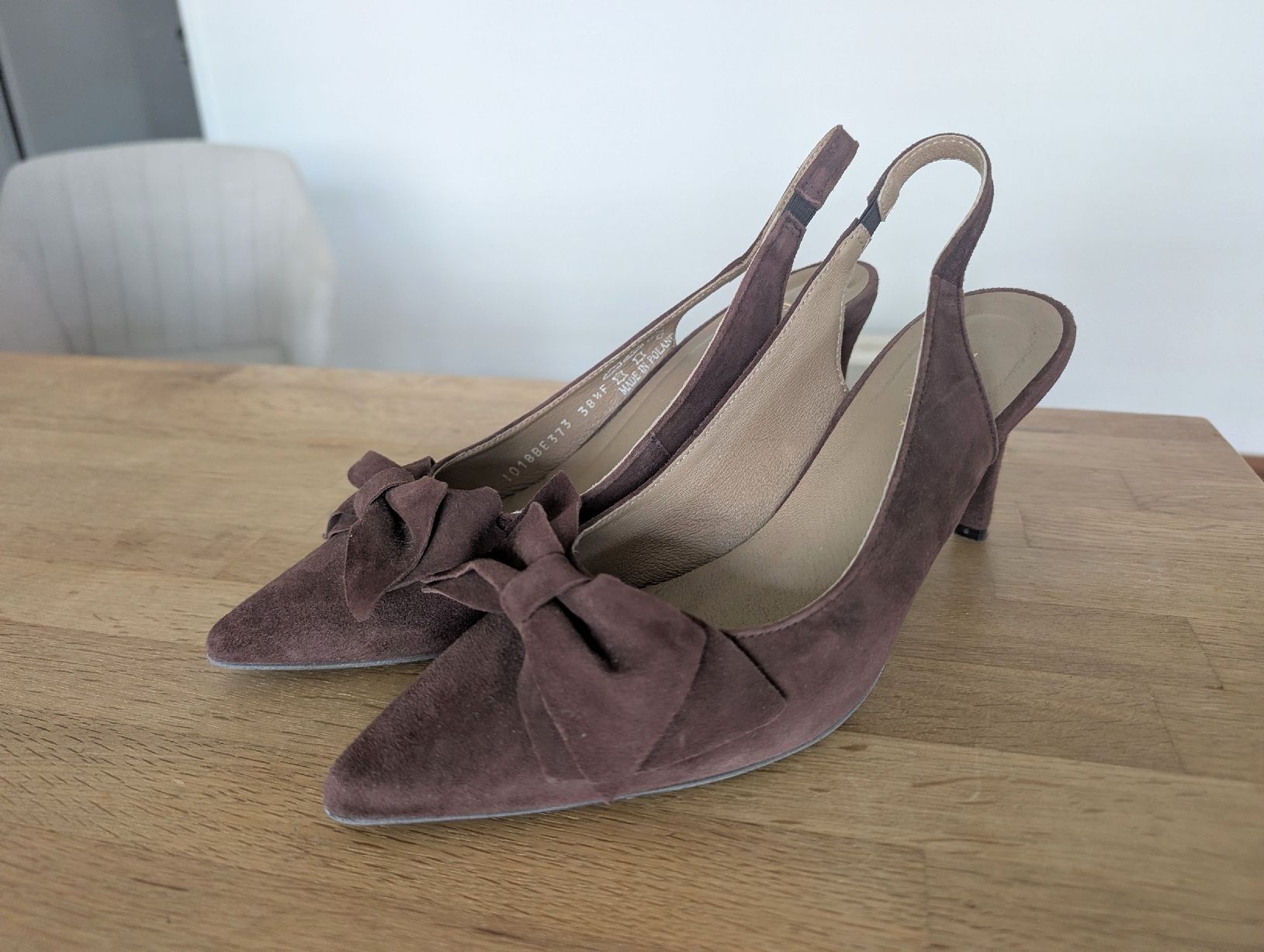 Scarpe da donna: Brown Suede Slingbacks with Bow Detail - Size 38.5  – Usato da Lachen SZ venduto da joa_rf9n