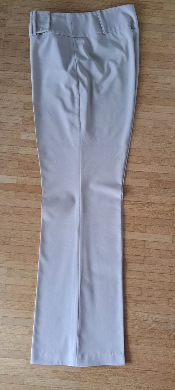 Pantaloni: Elégant pantalon beige clair – Nuovo (secondo la descrizione) da Le Mont-sur-Lausanne venduto da olatiu