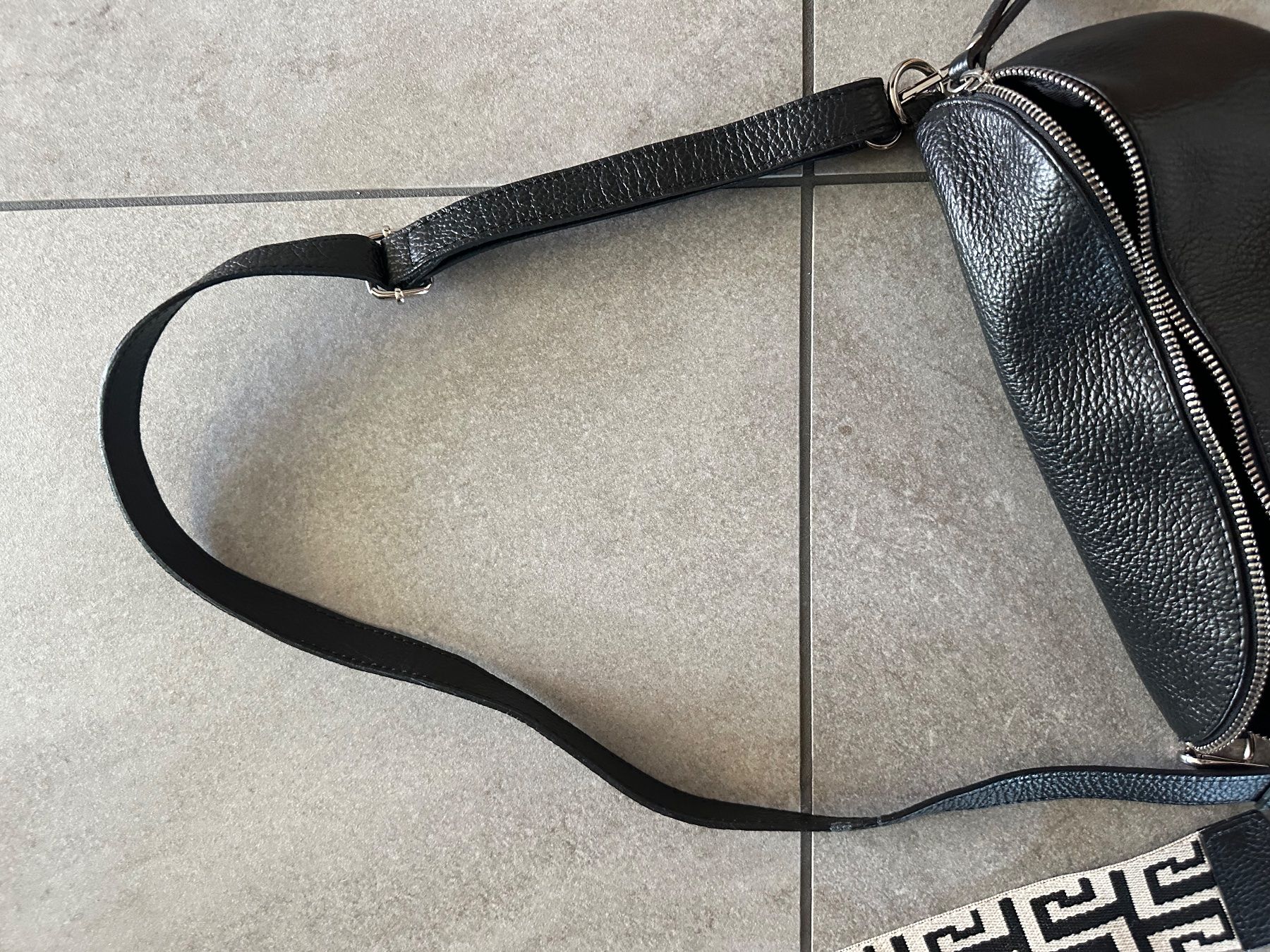 Borse da donna: Leder Umhänge/-Bauchtäschli schwarz mit 2 Bändel – Usato da Pfäffikon ZH venduto da RIGI70 3