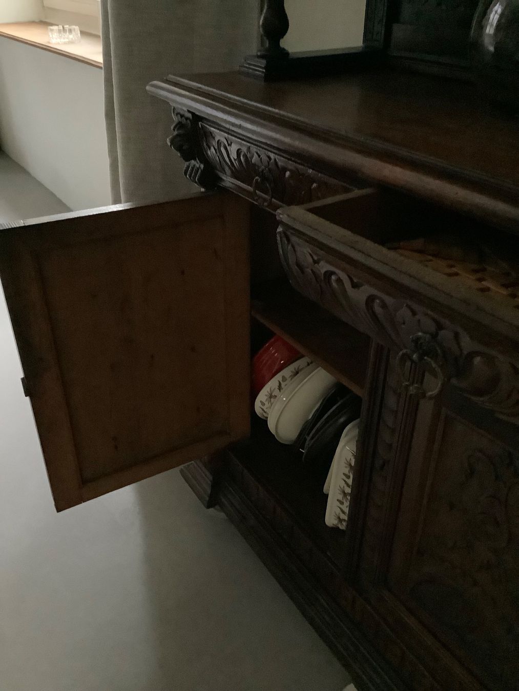 Credenze: Antiker Buffetschrank, dunkles Holz – Usato da Freienbach venduto da Elenaheinz 5