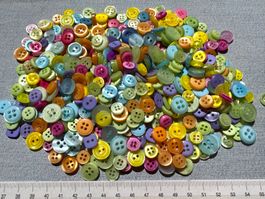 ca 500 Knöpfe  dezente Farben   Knöpfli Mischung zum Basteln