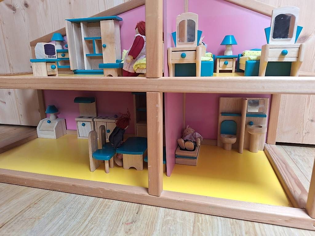 Case e mobili per bambole: Holz Puppenhaus möbeliert – Usato da Aesch ZH venduto da swissbrick