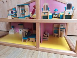 Holz Puppenhaus möbeliert