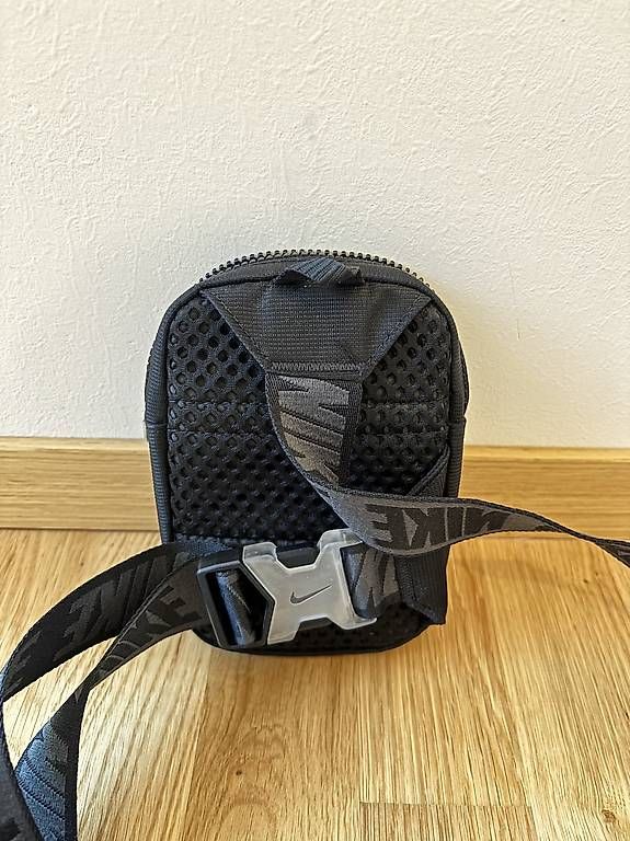 Nike Taschen: Sacoche Nike noire unisexe petit format neuf – Gebraucht aus Bex von RemiTobler 1