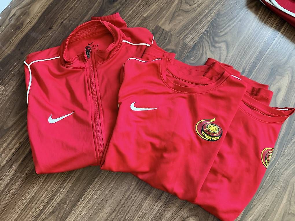 Kleiderpakete: SCL Tigers Trainingskleider – Neu und originalverpackt aus Heimberg von melsarah