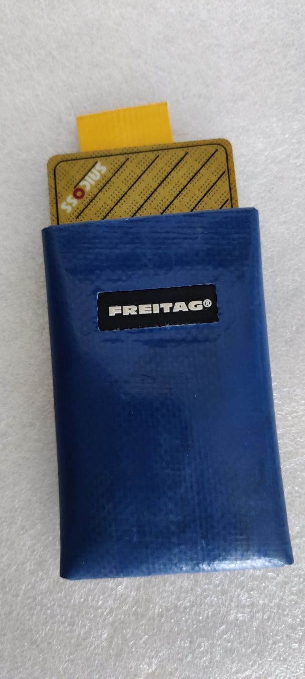 Freitag Brieftaschen: Blau/Gelb Freitag Kartenetui – Gebraucht aus Zürich von sendbad 2