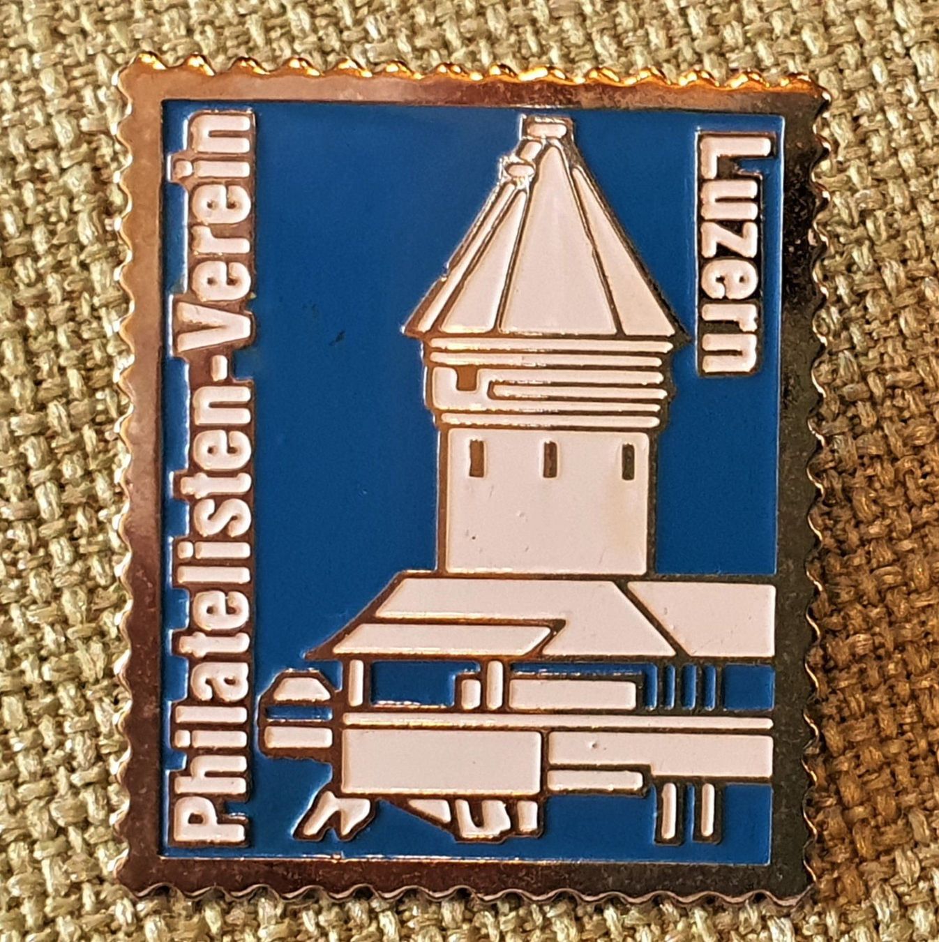 Placchette & Badge: A809 - Pin Briefmarke Luzern Kapellbrücke – Usato da Reinach BL venduto da Boston-Verkauf 1