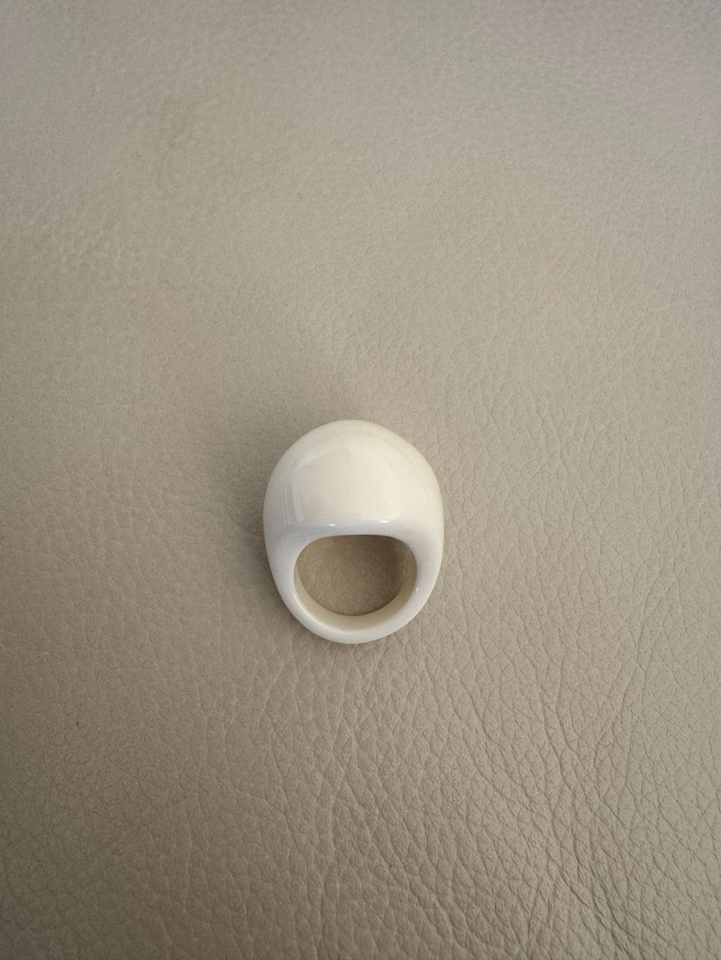 Anelli: Bague blanche épaisse – Usato da Denens venduto da sar_5wlm