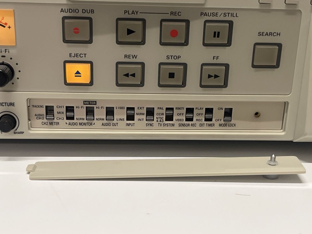 Panasonic Registratori: Videorecorder Panasonic AG-7350-E S-VHS Profi-Gerät – Usato da Dettighofen venduto da Moshop 3