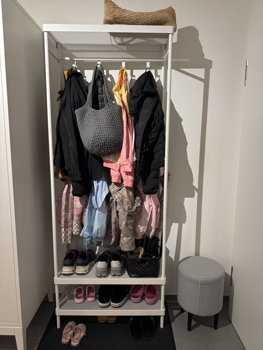 Ikea Appendiabiti: Standing Coat Rack White – Usato da Basel venduto da inn_cb26