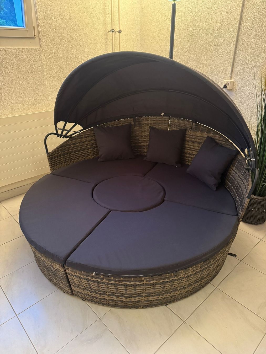 Liegen & Liegestühle: Rattanlounge Rund mit Sonnendach – Neu (gemäss Beschreibung) aus Büren NW von pinot19 1