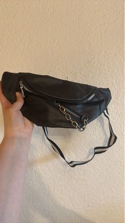 Stylische schwarze Bauchtasche mit Kette