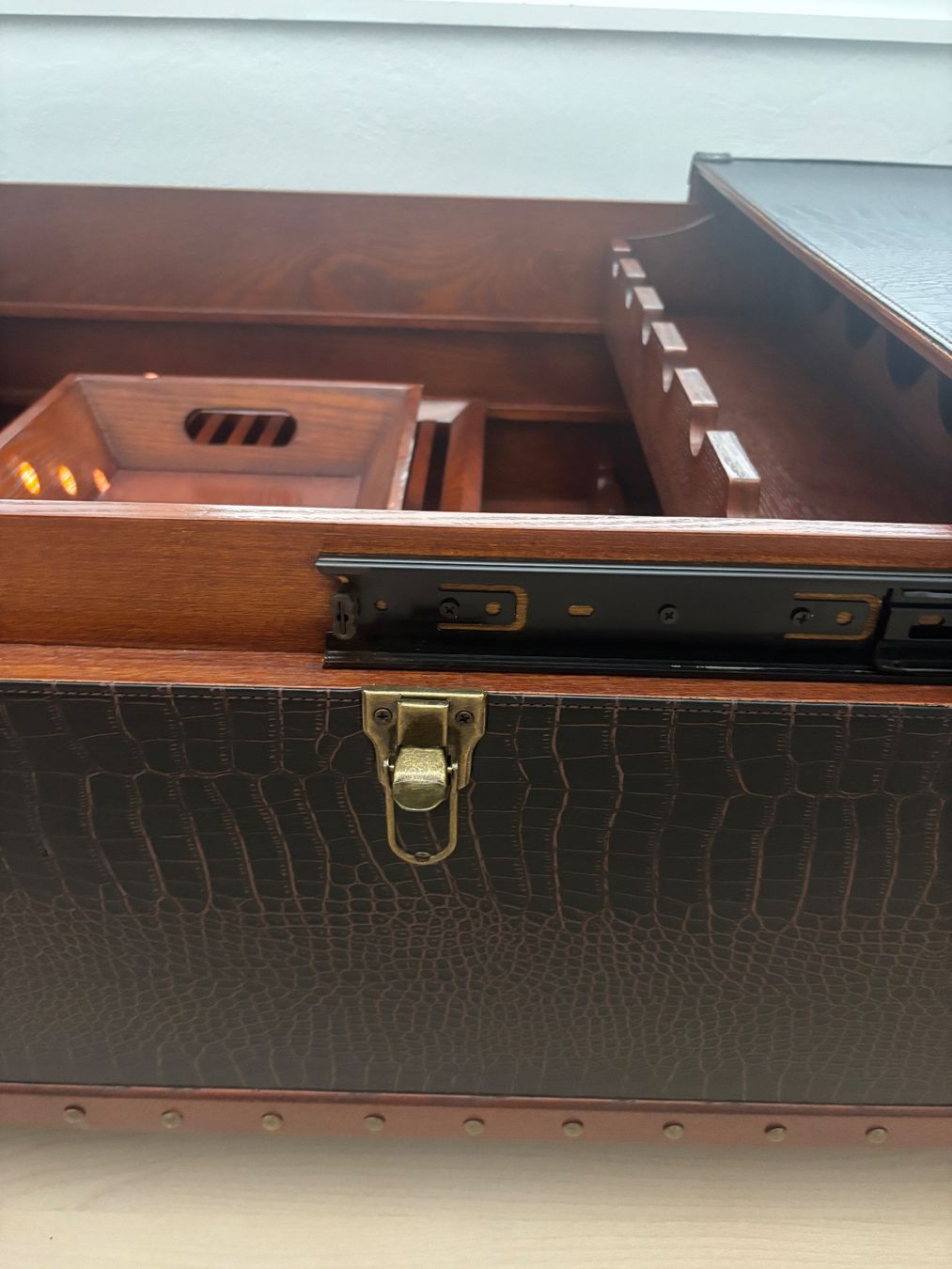Allestimento di negozi e stand fieristici: Coffee Table Bar von KARE / Couchtisch mit Bar – Usato da Zürich venduto da bowmore13 5