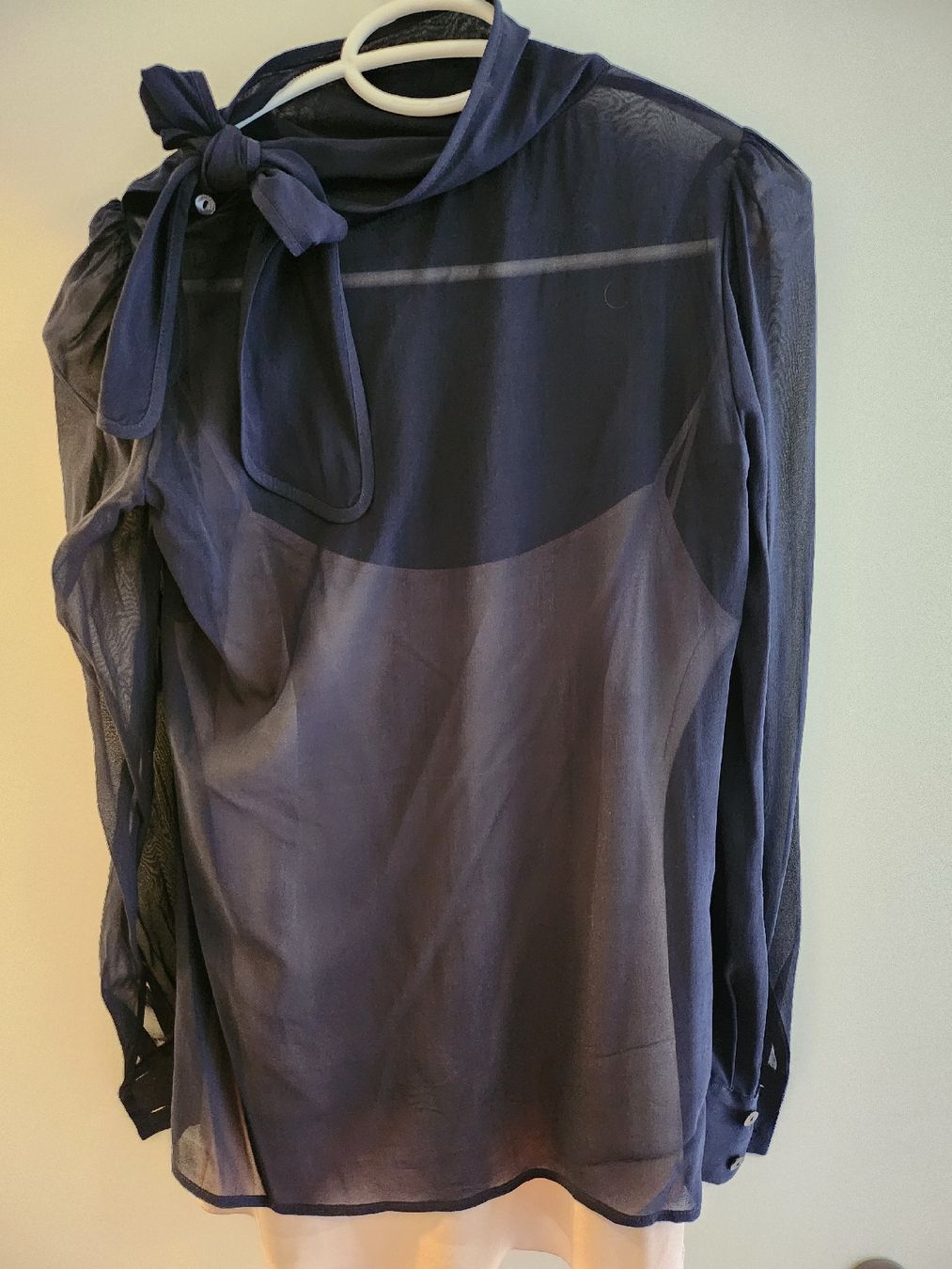 Valentino Camicette: Red Valentino Silk Bluse with nudes Silk lining  – Usato da Freienbach venduto da Dara_SZ