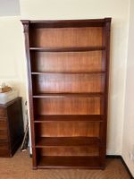 Einfaches aber hübsches retro, antik, vintage Bücherregal