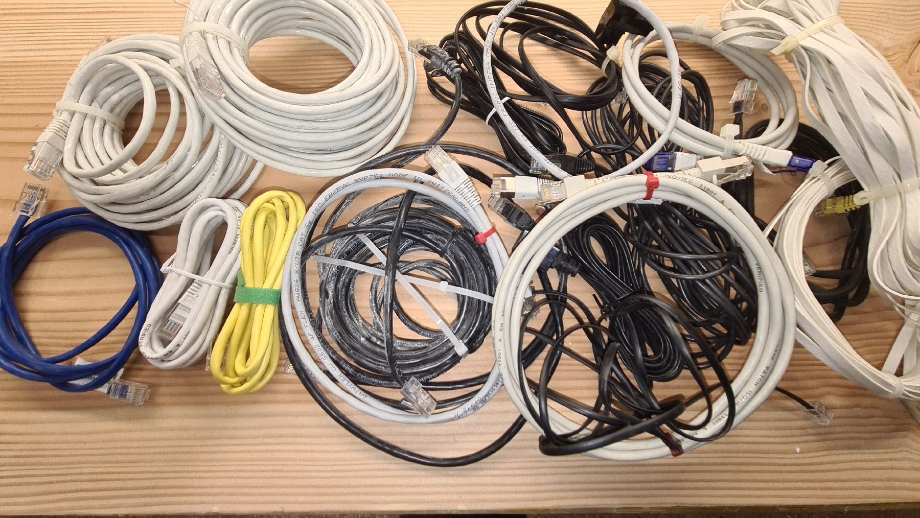 Câbles: Diverse Patchkabel RJ45 RJ11 T+T – D'occasion à Neunkirch par MaElekt