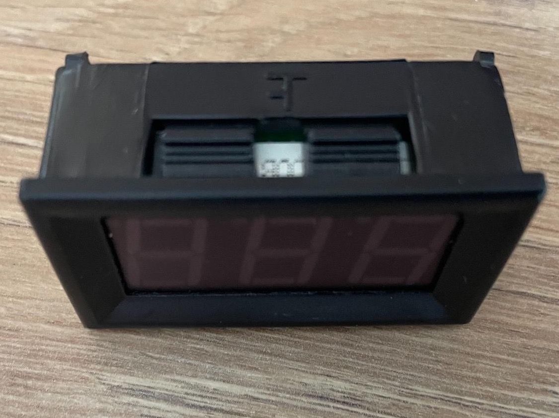 Tutti pezzi di ricambio auto: Voltmètre  0-100V LED Rouge – Nuovo e nell'imballaggio originale da Denges venduto da Ricautomotive 1
